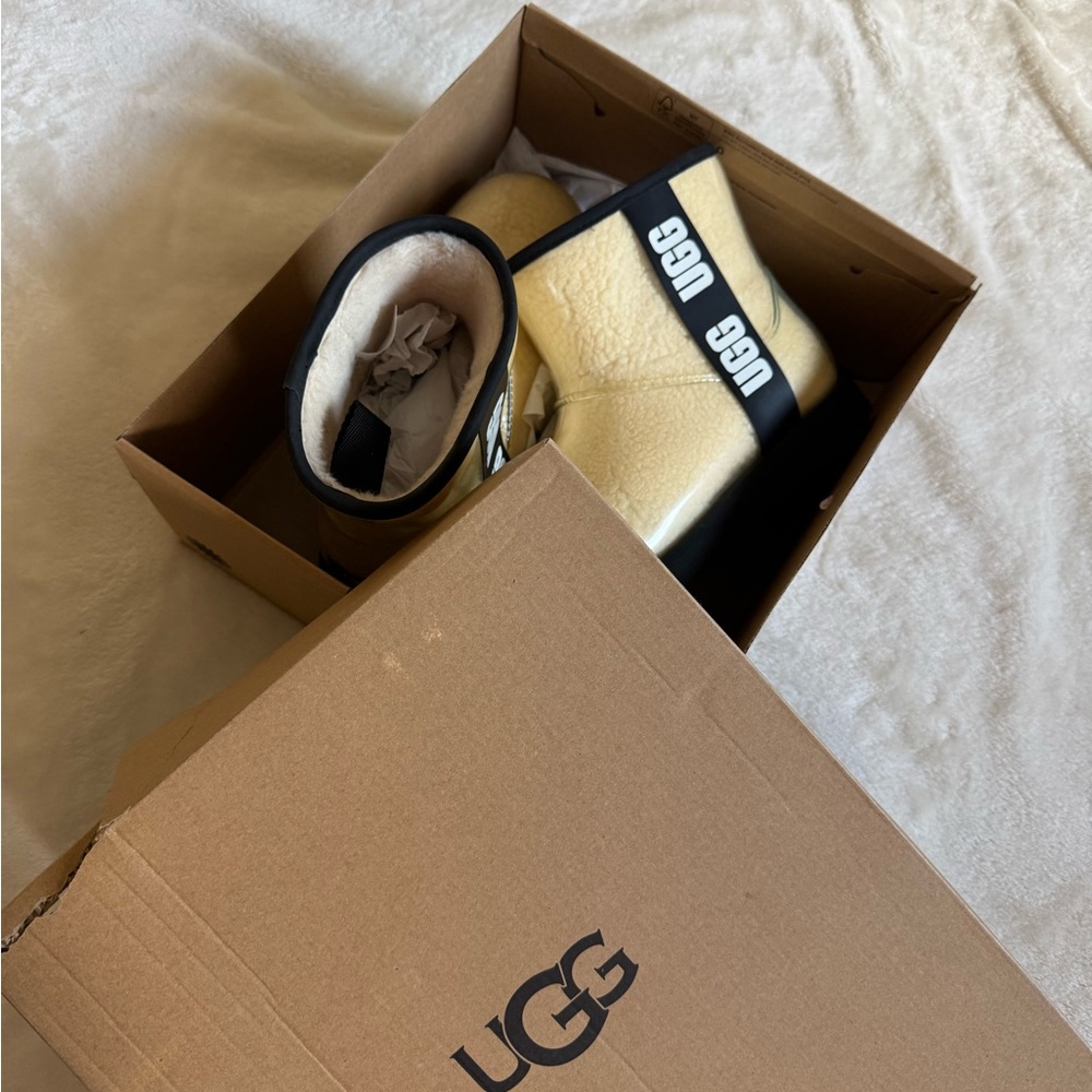 UGG Men's Cream and Black Slippers